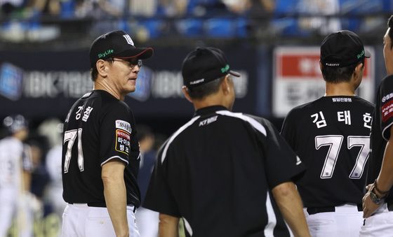 승리 거둔 이강철 감독