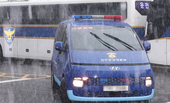 김건희 특검 도착한 '건진법사' 전성배 탑승 호송차량