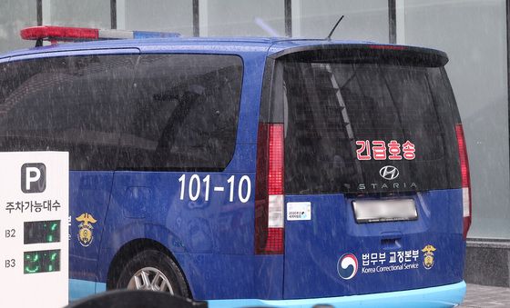 김건희 특검 도착한 '건진법사' 전성배 탑승 호송차량