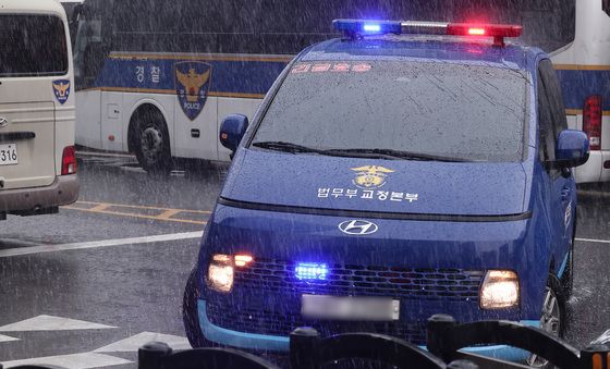 김건희 특검 도착한 '건진법사' 전성배 탑승 호송차량