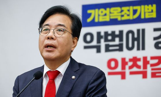 상법 개정안 본회의 통과 규탄하는 송언석 비대위원장