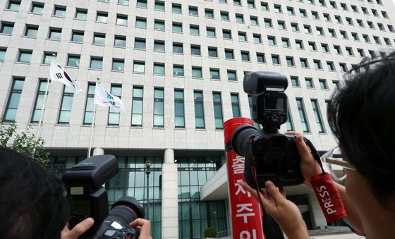 검찰에 쏠린 눈