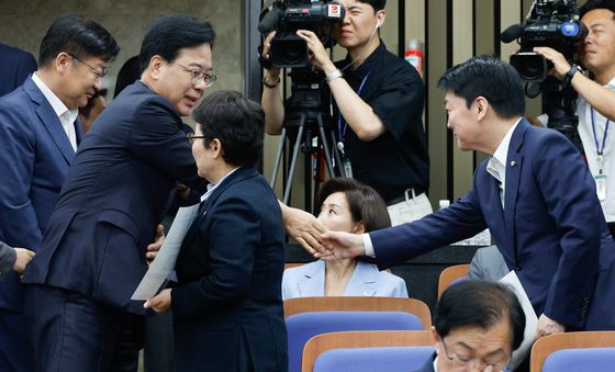 안철수 의원과 악수하는 송언석 비대위원장