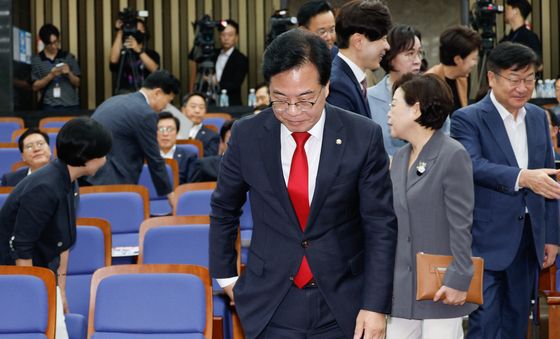 의총 입장하는 송언석 비대위원장