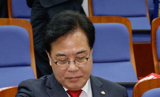 손팻말 보는 송언석 비대위원장