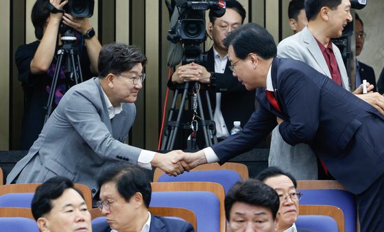 악수하는 송언석·권성동