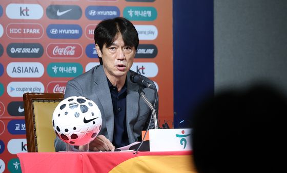 질문에 답하는 홍명보 감독