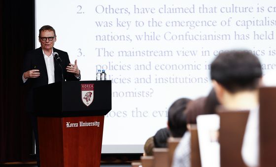 고려대서 강연하는 제임스 로빈슨 교수