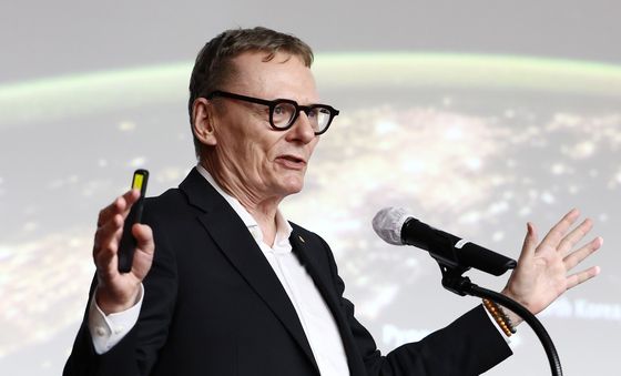 제도, 정치 그리고 경제성장 주제로 강연하는 로빈슨 교수