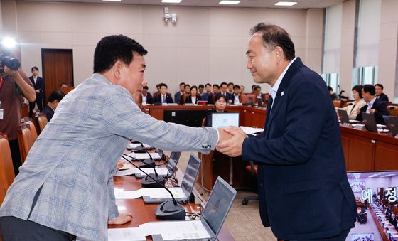 악수하는 김원이·박성민 간사