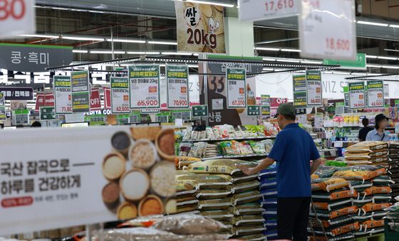 쌀 고르는 시민들…한미 정상회담 앞두고 농산물 개방 쟁점 부상