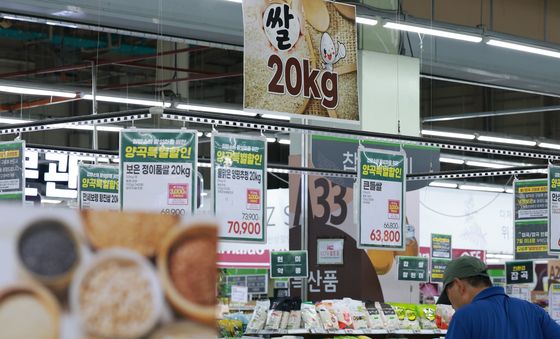 쌀 구매하는 시민들