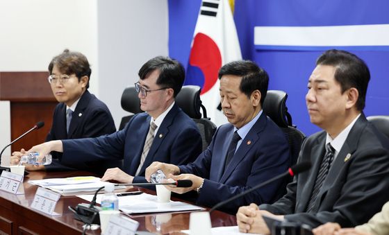 나란히 물 따르는 기재부 장차관