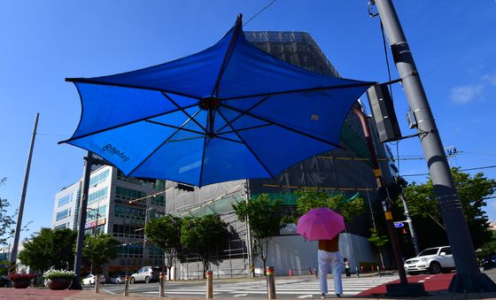 대형 그늘막 우산과 양산의 만남