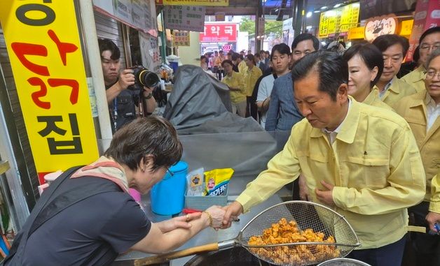 상인과 인사 나누는 정청래 대표
