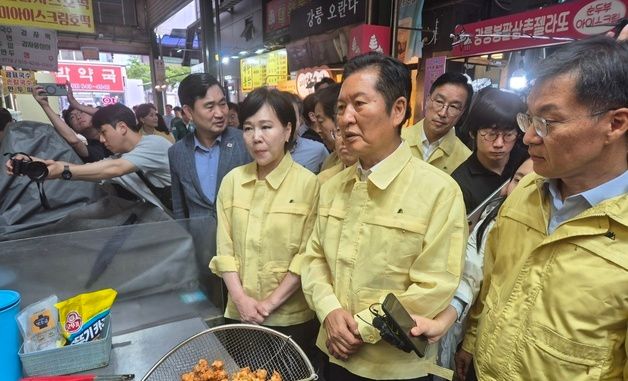 '최악 가뭄' 강릉중앙시장 상인 고충 듣는 정청래 대표