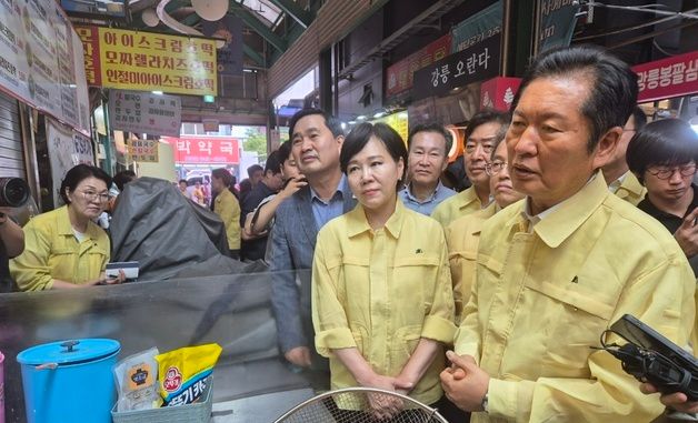 강릉 중앙시장 찾은 정청래 대표