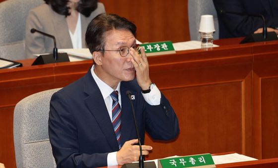 안경 고쳐쓰는 김민석 총리