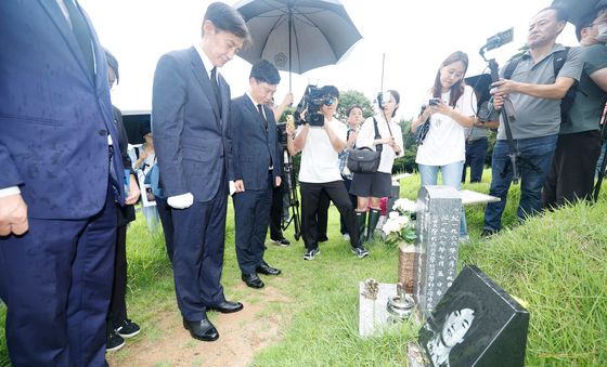 이한열 열사 묘 참배하는 조국