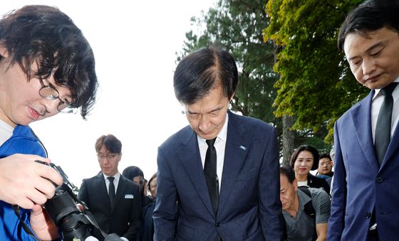 전두환 비석 밟는 조국