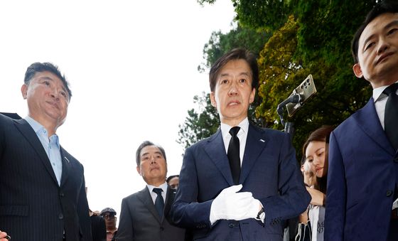 전두환 비석 밟는 조국