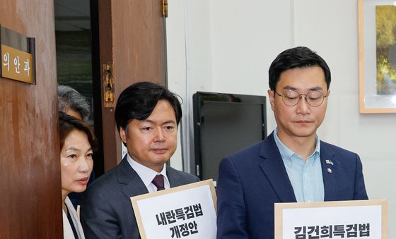 특검법 개정안 든 민주