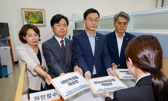 3대 특검법 개정안 제출하는 민주