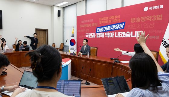 신임 당대표에게 쏟아지는 질문