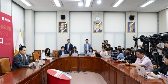 당선 기자회견 갖는 장동혁 신임 당대표