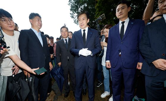 전두환 비석 밟은 조국