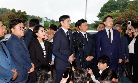 5.18참배후 소감 밝히는 조국