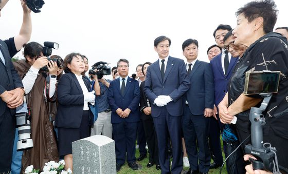 조국 원장 박관현 열사 묘 참배