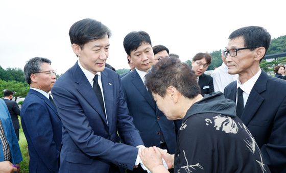 박관현 열사 가족 위로하는 조국