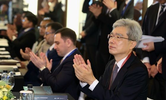 박수치는 김상환 헌법재판소장