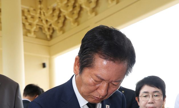 방명록 작성하는 정청래 대표