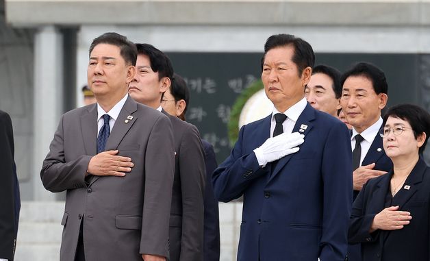 국민의례하는 정청래 대표