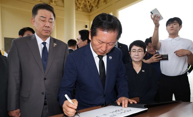 방명록 작성하는 정청래 대표