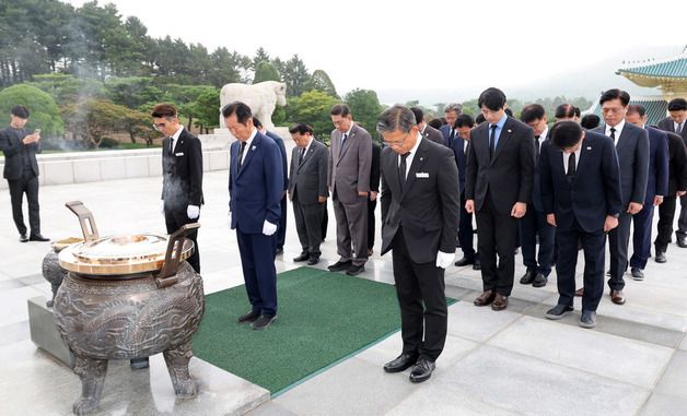 정청래 대표, 국립대전현충원서 참배
