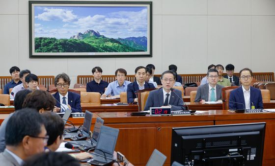답변하는 이형일 기재부 1차관