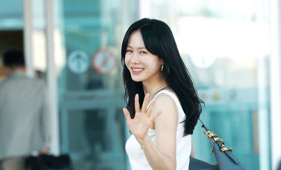 손예진, 설렘 가득한 손 인사
