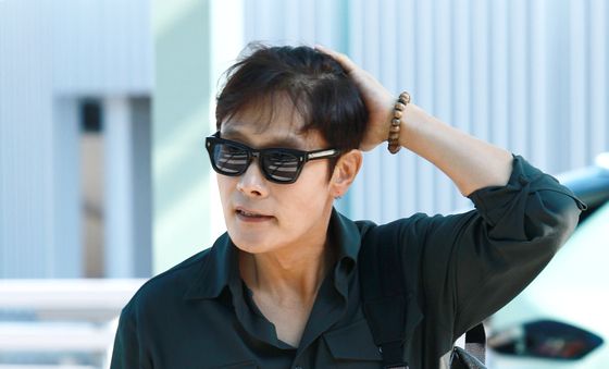 베니스영화제 가는 배우 이병헌