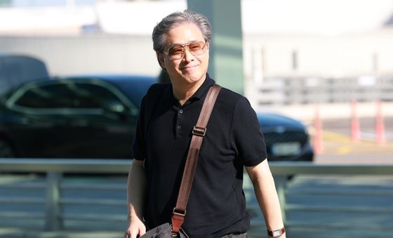 박찬욱 감독, 밝은 미소로 출국