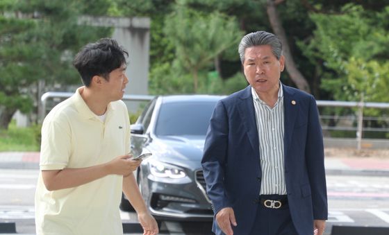 취재진 질문에 답하는 윤현우 충북체육회장