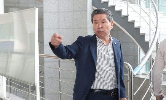 취재진 질문에 답하는 윤현우 충북체육회장