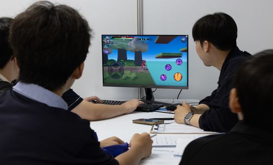 인디게임 체험 하는 학생들