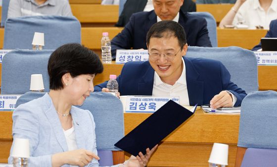 백혜련 위원장과 대화하는 김상욱 의원