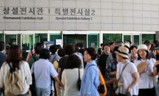 국립중앙박물관 입장 기다리는 관람객들