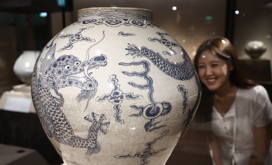 왕실의 권위와 위엄 상징하는 청화 백자