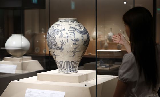 고미술 경매가 최고가 기록한 '청화백자'