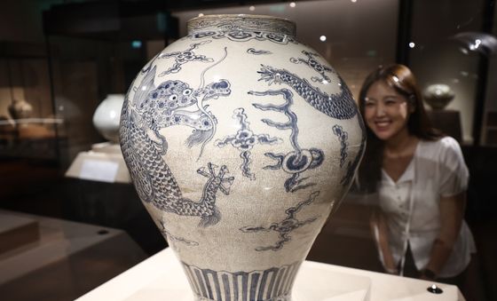 한국 고미술 사상 최고가 청화백자 공개